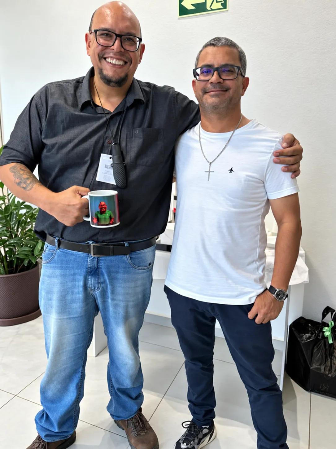 Dois integrantes da equipe reunidos em ambiente interno.