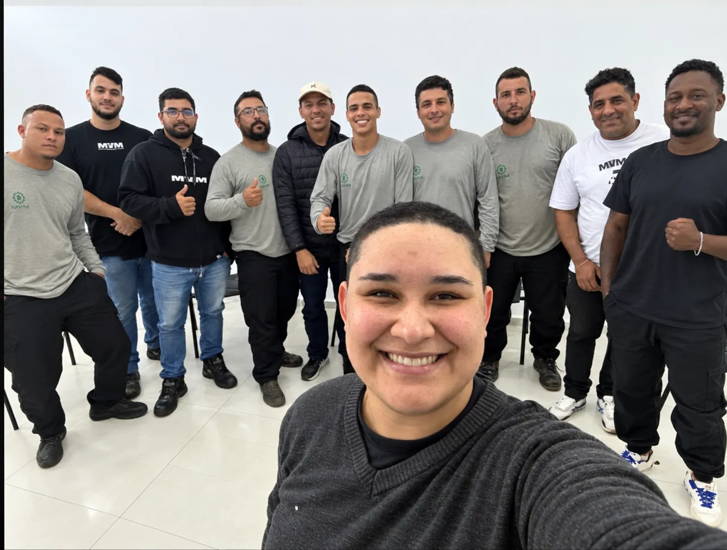 Grupo da MVM reunido em ambiente interno.